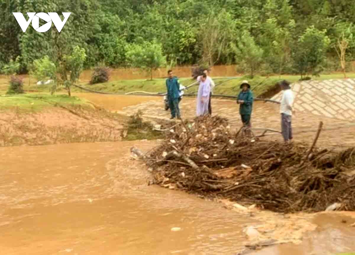 Violent floodwaters wash away four Korean travelers in Central Highlands